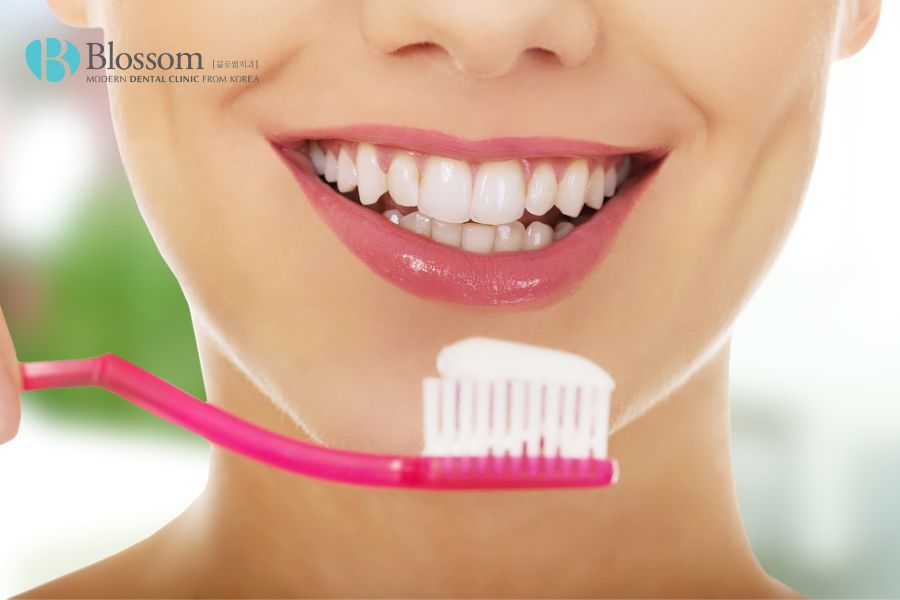 Độ bền của răng sứ phụ thuộc một phần vào cách chăm sóc sau khi thực hiện dán phủ sứ răng