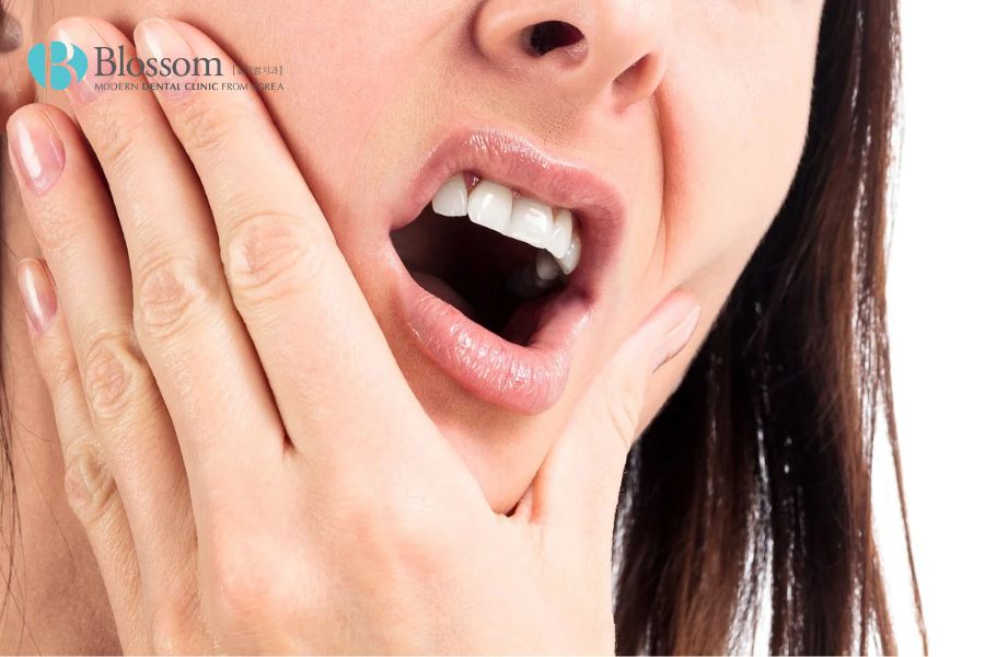 Bệnh nhân mắc phải tình trạng răng nhạy cảm rất vất vả khi ăn uống.