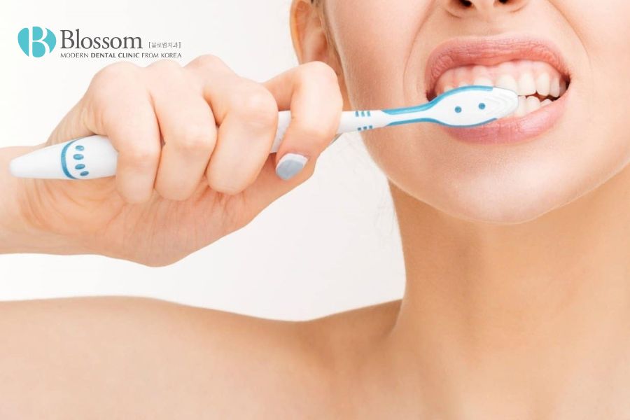 Chăm sóc răng miệng đúng cách giúp răng khỏe hơn, hạn chế nguy cơ nút mẻ.