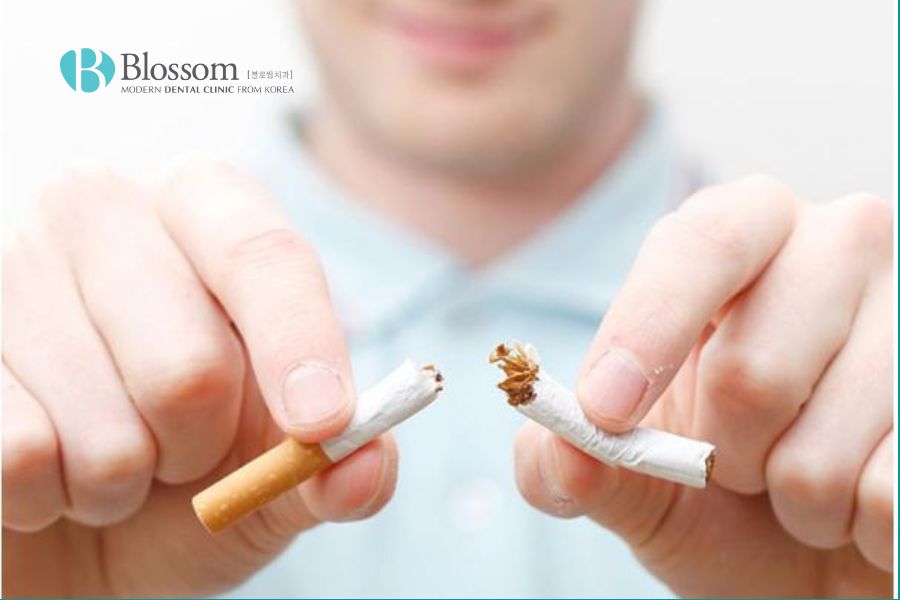 Chất nicotin trong thuốc làm tăng các hắc sắc tố melanin, khiến môi và nướu thâm đen