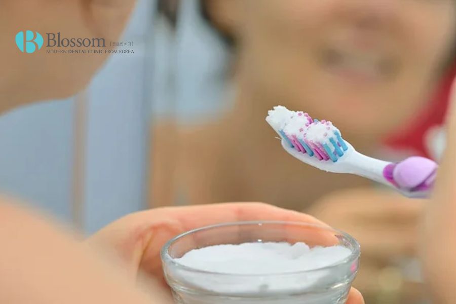 Đánh răng trực tiếp với muối cần thực hiện nhẹ nhàng, đúng cách.