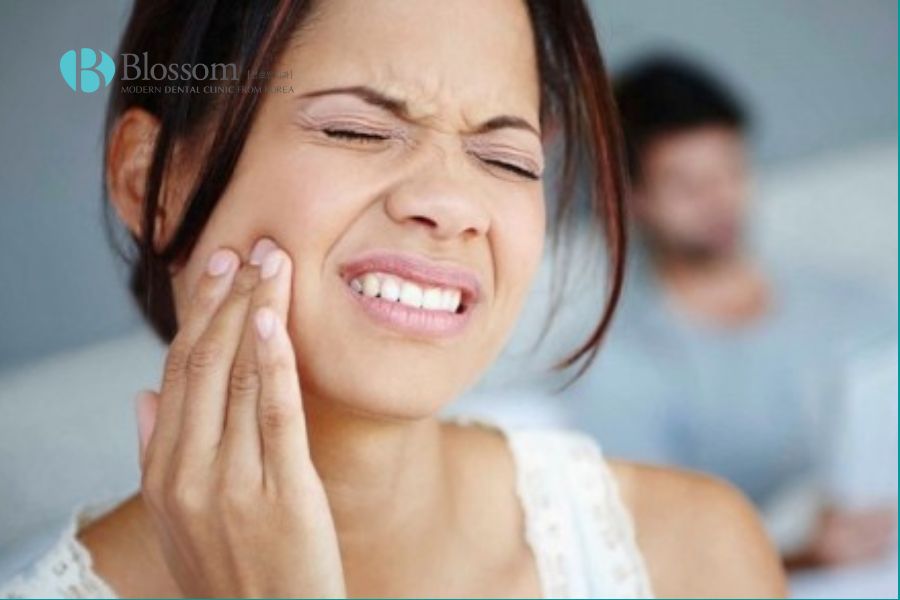 Gãy răng cửa khiến cho thực quản và vùng miệng khó chịu, đau nhức.