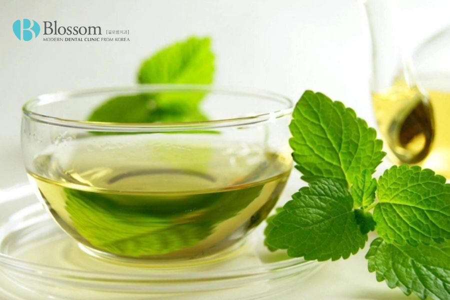 Các công dụng tuyệt vời của trà bạc hà giúp giảm cơn đau nhức răng.