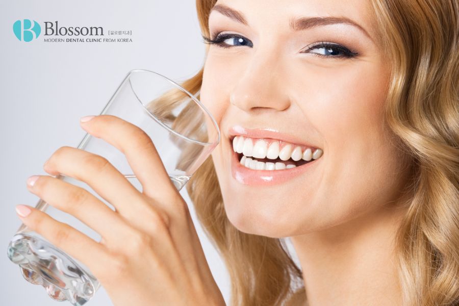 Nên uống nhiều nước sau khi thực hiện trồng răng hàm với phương pháp Implant