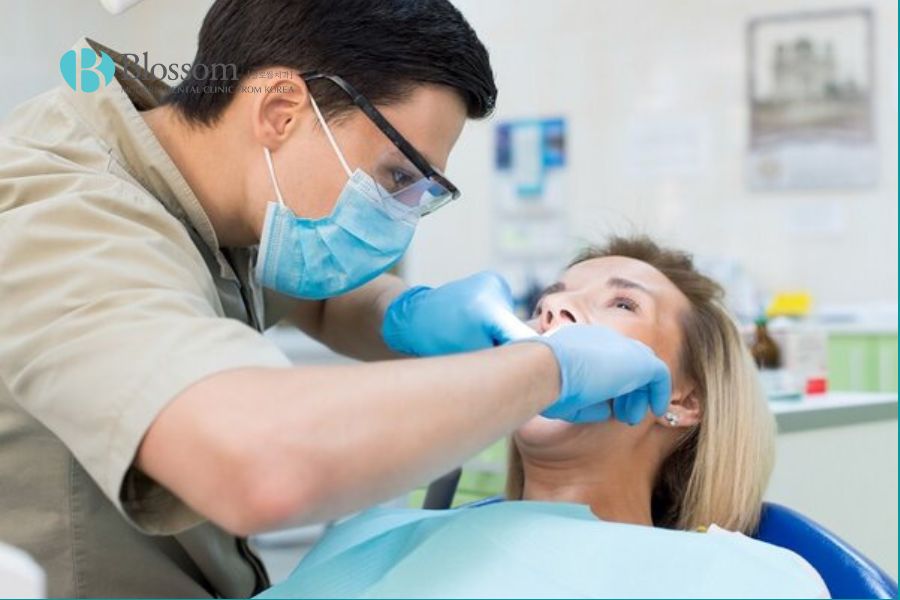 Thăm khám tổng quan sức khỏe răng miệng trước khi tiến hành làm nướu