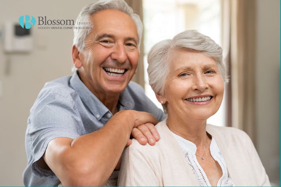 Tuổi cao lão hóa cũng ảnh hưởng đến cấu trúc của răng.