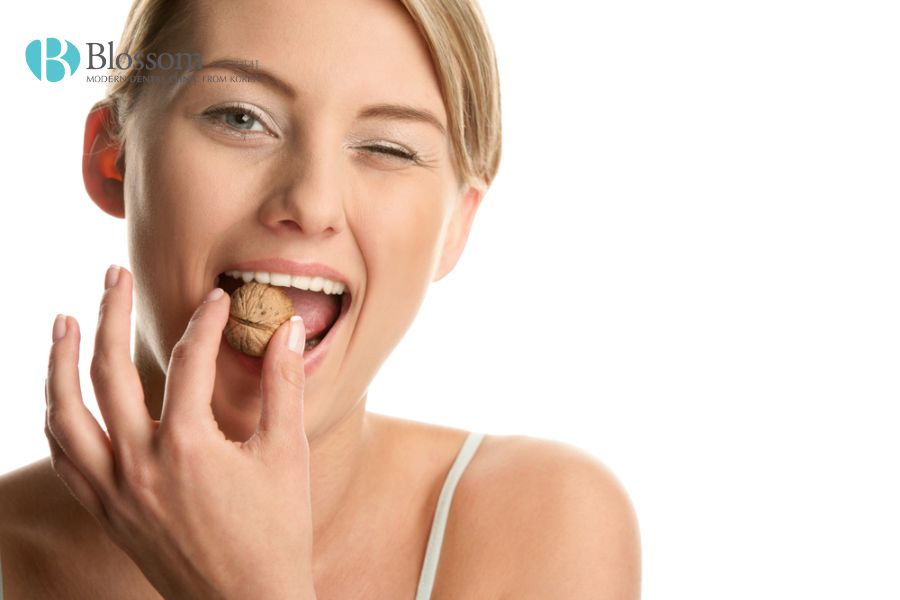Việc ăn thực phẩm quá cứng sẽ dễ làm răng bị mẻ