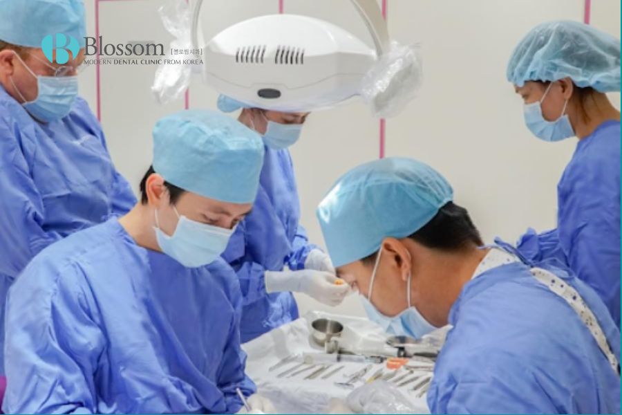 Bác sĩ cần có chuyên môn cao, nhiều kinh nghiệm và được cấp phép thực hiện cấy ghép Implant.