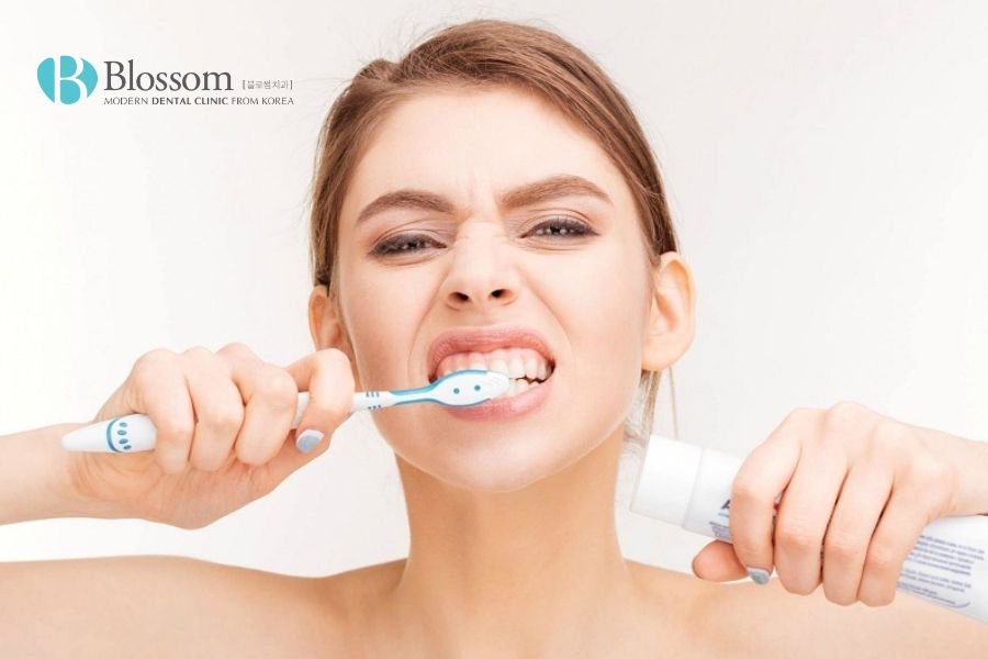 Chăm sóc răng miệng đúng cách sẽ giúp bạn hạn chế gặp phải tình trạng chảy máu chân răng.