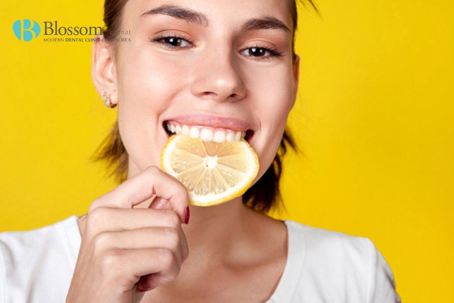 Chanh tươi giàu vitamin C và chất chống oxy hóa giúp sát khuẩn tốt.