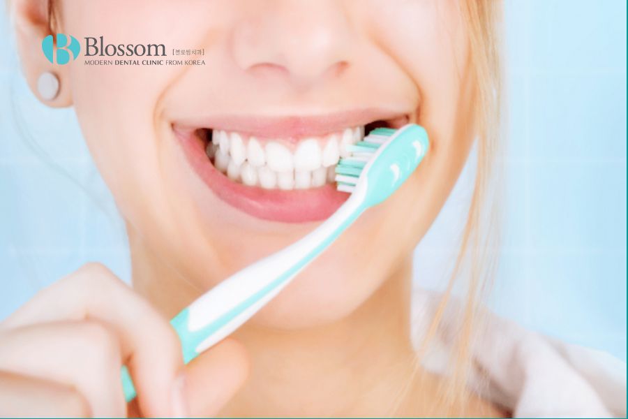Đánh răng đúng cách, đảm bảo làm sạch mọi bề mặt răng, nướu và kẽ răng.