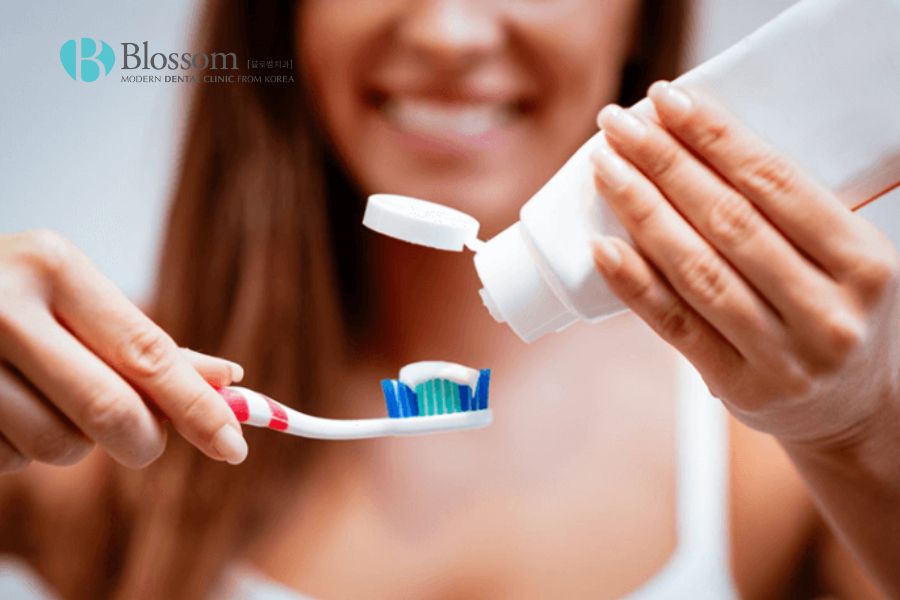 Đánh răng đúng cách là biện pháp hữu hiệu giúp điều trị và ngăn ngừa sâu răng.