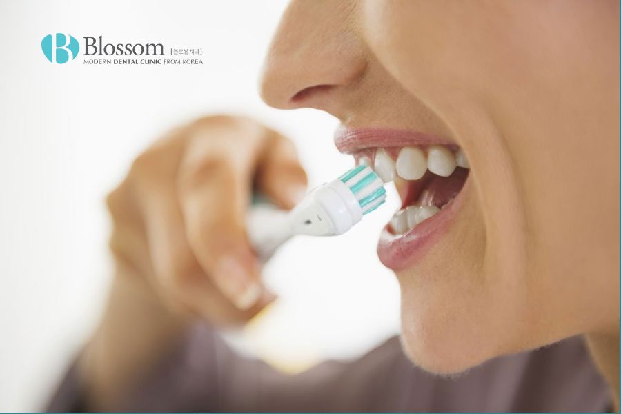 Đánh răng hàng ngày là một trong những biện pháp quan trọng nhất để phòng ngừa tụt nướu.