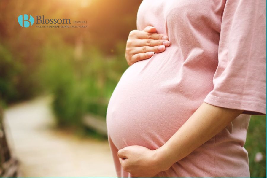 Do sự thay đổi nội tiết tố trong thai kỳ, phụ nữ mang thai sẽ có nguy cơ mắc viêm nướu cao hơn.