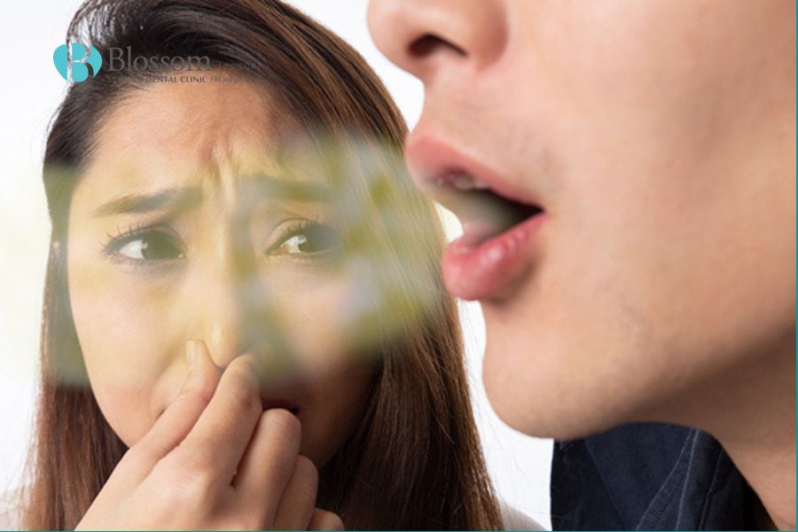 Hôi miệng có thể do nhiều nguyên nhân gây ra, bao gồm cả bệnh nha chu.
