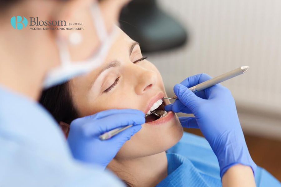 Khi phát hiện chảy máu tại chân răng nên thăm khám nha khoa kịp thời.