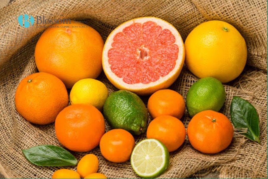 Một số trái cây có tính axit như: cam, chanh, bưởi,... khiến men răng bị mòn.