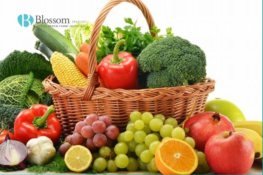 Rau xanh và hoa quả tươi giúp tăng cường hệ miễn dịch, hỗ trợ quá trình phục hồi nướu.