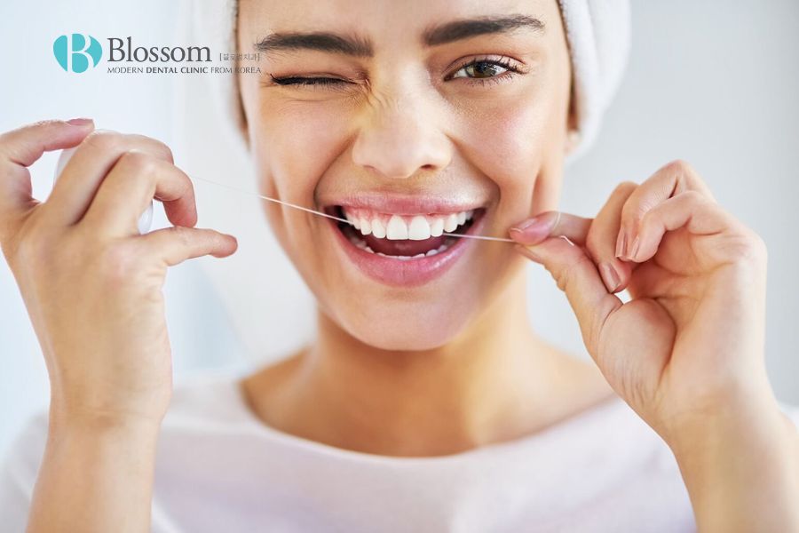Vệ sinh răng miệng đúng cách sẽ giúp bạn có hàm răng chắc khỏe, sáng màu