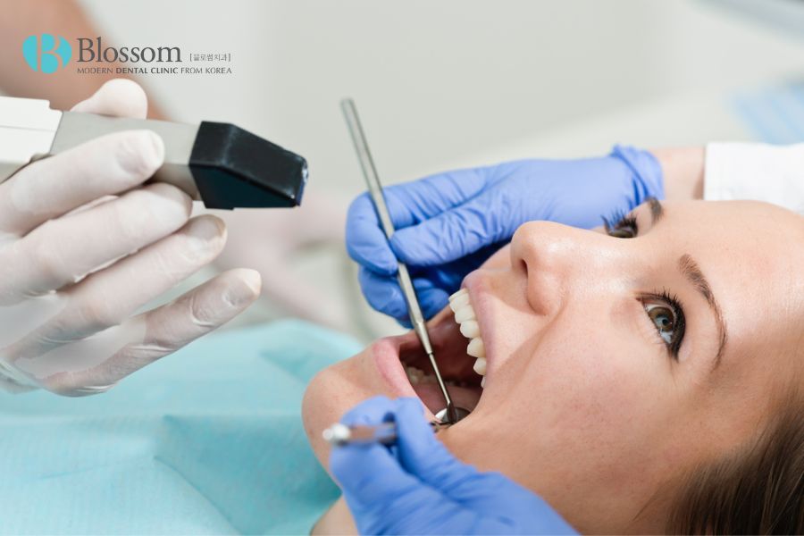 Bác sĩ sẽ kiểm tra tình trạng răng trước khi đưa kết luận có nên dán sứ Veneer hay không