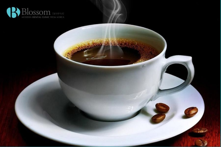 Cà phê và các loại nước ngọt có ga chứa nhiều caffeine và đường, có thể làm khô miệng.