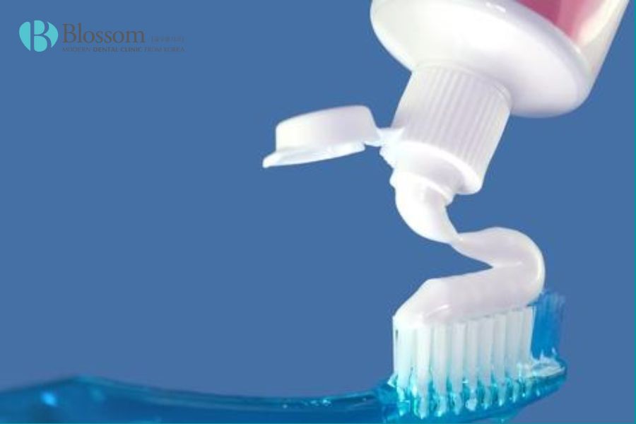 Các loại kem đánh răng thường chứa chất làm trắng giúp loại bỏ mảng bám trên bề mặt răng.