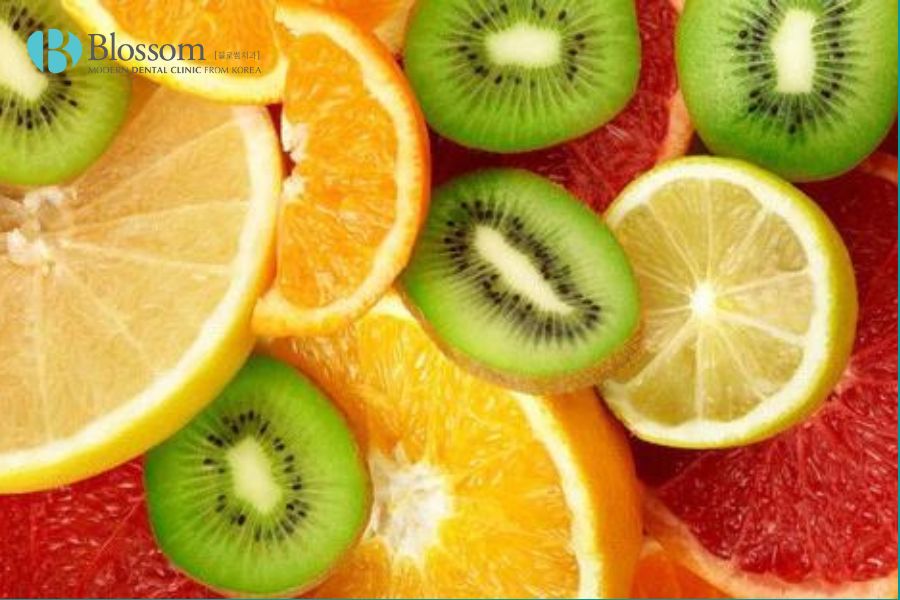 Các loại thực phẩm và trái cây có hàm lượng axit cao có thể làm kích thích vết loét.