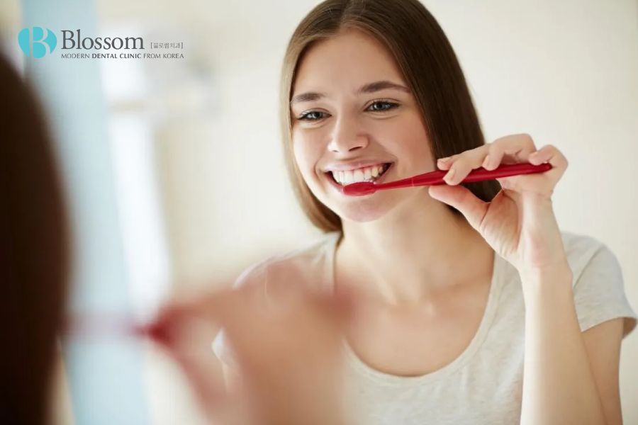 Chải răng một cách nhẹ nhàng sau khi làm răng sứ