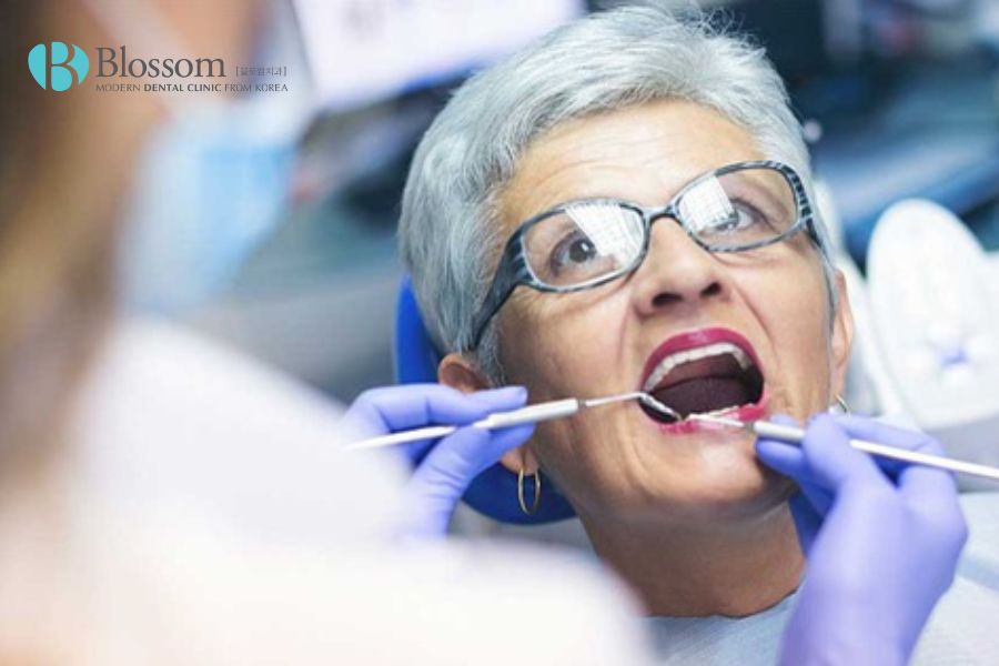 Chi phí làm răng giả ở người lớn tuổi tùy vào nhiều yếu tố