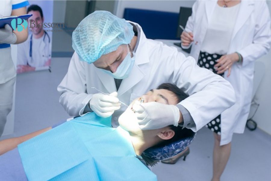 Dựa theo từng trường hợp, nha sĩ sẽ đánh giá xem có nên hay không nhổ răng khểnh.