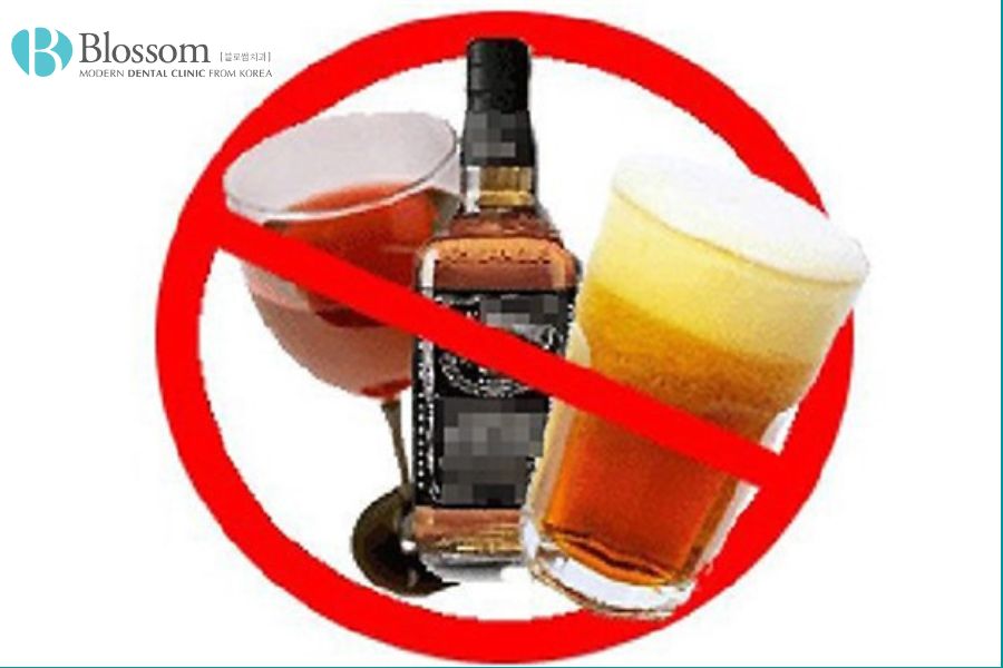 Hạn chế hút thuốc lá và sử dụng rượu bia, tránh tác động mạnh vào vị trí cấy ghép.