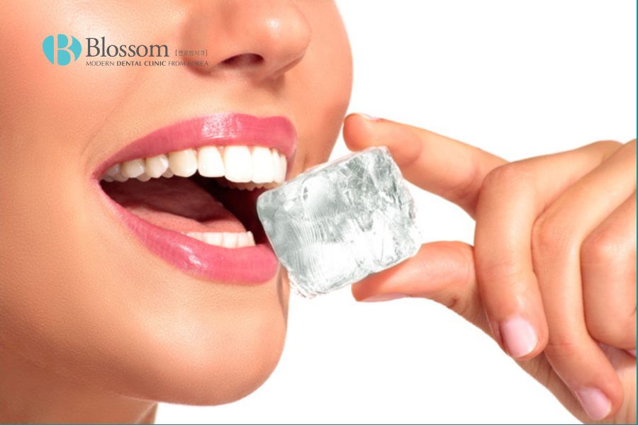 Không nhai đá lạnh hoặc thức ăn cứng có thể làm mẻ hoặc nứt răng.