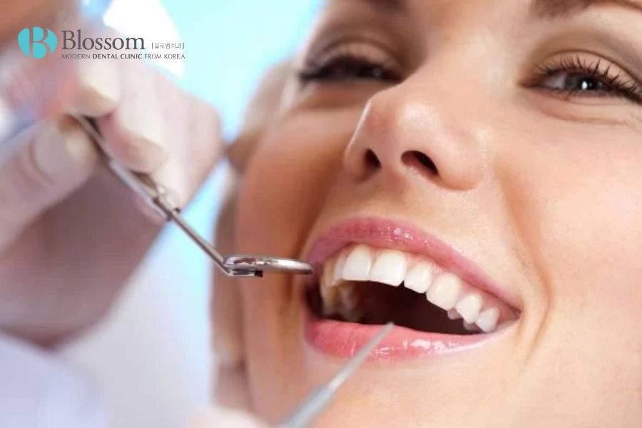 Kiểm tra tổng quát tình trạng răng miệng trước khi trồng răng sứ