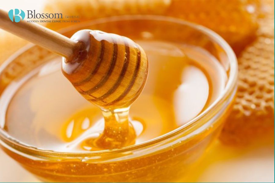 Mật ong được biết đến với nhiều đặc tính kháng khuẩn, chống viêm và làm dịu.