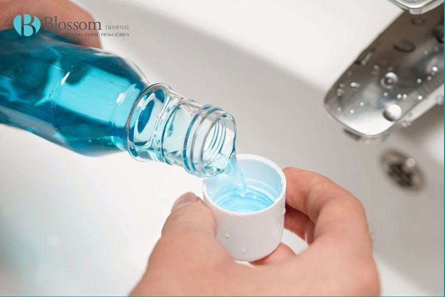 Nước súc miệng giúp loại bỏ các mảnh vụn thức ăn, vi khuẩn và mảng bám bám trên răng.
