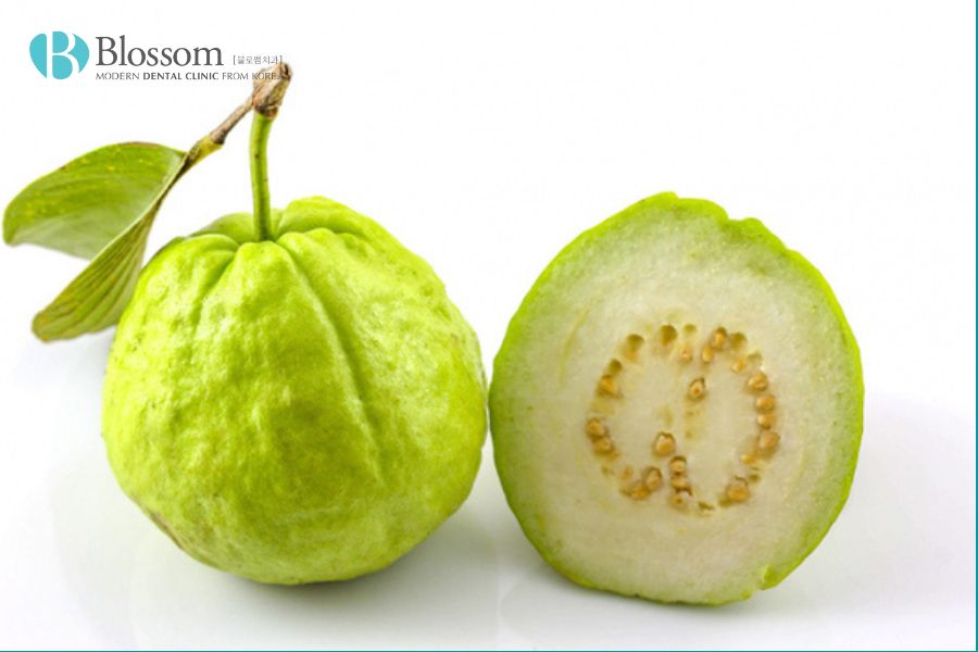 Ổi là loại trái cây dân dã, dễ kiếm và mang lại nhiều lợi ích cho sức khỏe.
