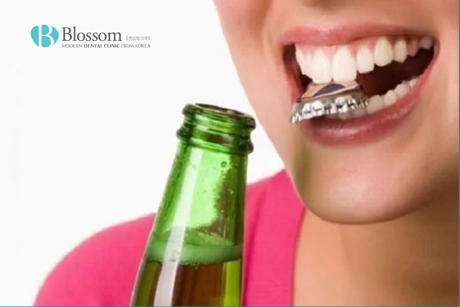 Răng bị tác động mạnh cũng là nguyên nhân gây viêm tủy răng.