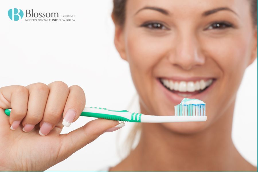 Sử dụng bàn chải lông mềm và kem đánh răng có chứa fluoride giúp răng chắc khỏe.