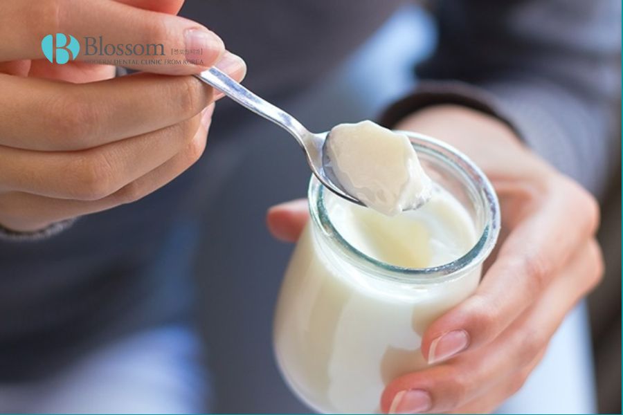 Sữa chua giúp tăng cường hệ miễn dịch và hỗ trợ quá trình lành vết loét.