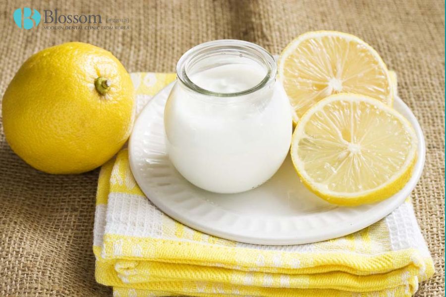 Sữa chua và nước chanh là hai nguyên liệu dễ kiếm và có tác dụng hiệu quả trong việc trị hôi miệng.