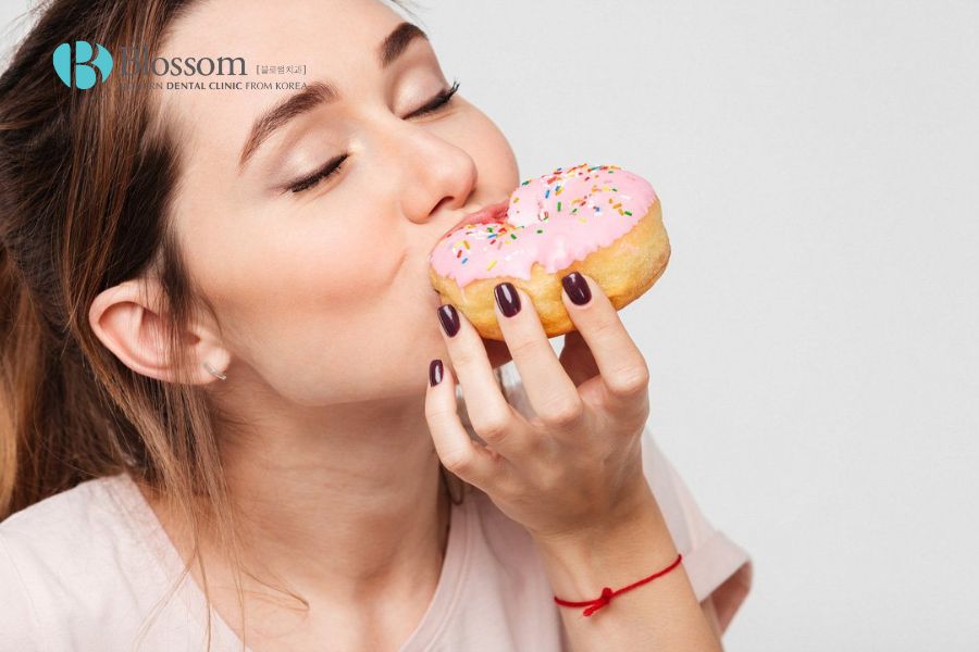 Thói quen ăn đồ ngọt nhiều có thể gây mài mòn men răng. 