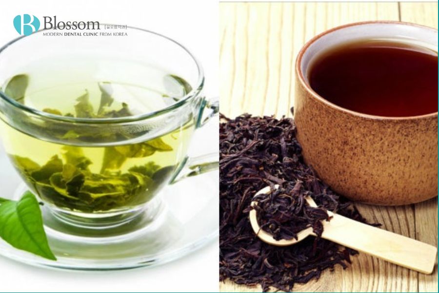 Trà xanh và trà đen chứa nhiều polyphenol có đặc tính chống viêm, kháng khuẩn.