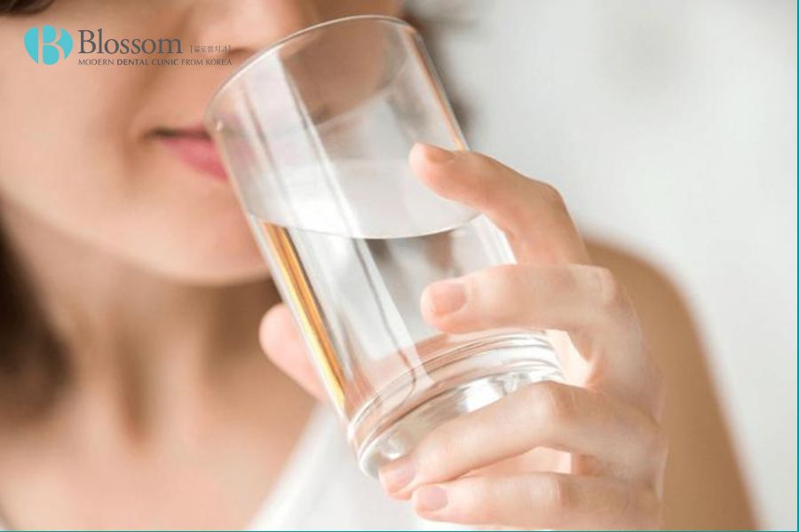 Uống đủ nước giúp cải thiện tình trạng hôi miệng hiệu quả.