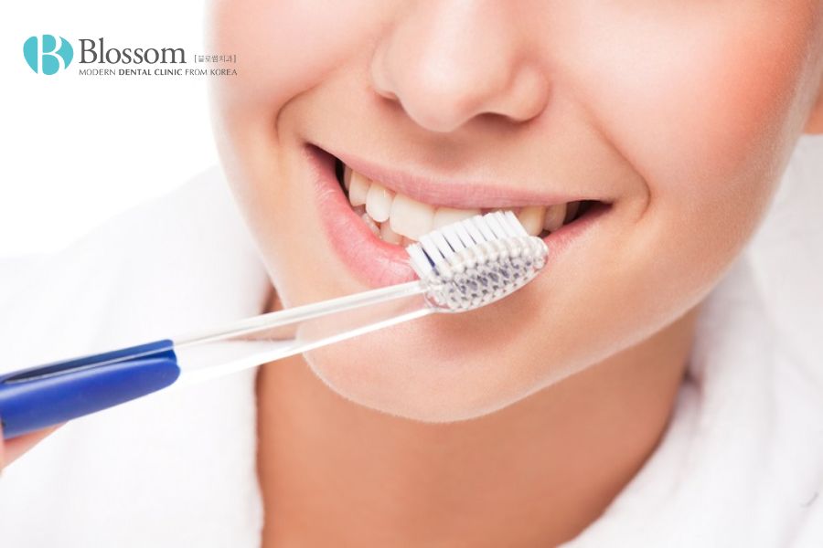 Vệ sinh răng miệng đúng cách để giảm thiểu tình trạng răng đau khi dán sứ răng