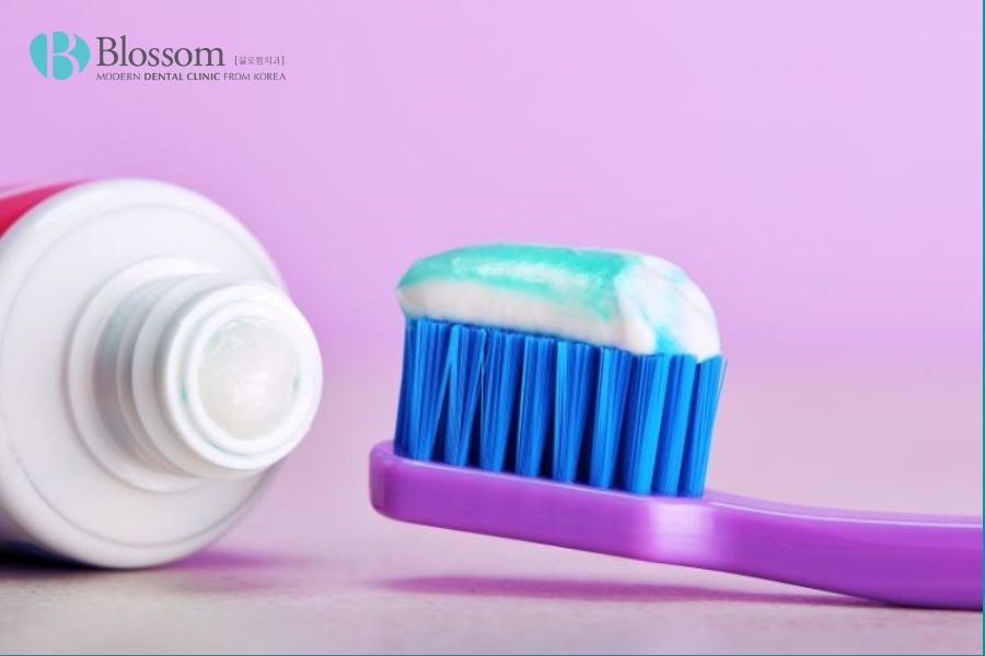 Việc sử dụng kem đánh răng không đúng cách có thể dẫn đến tình trạng răng nhiễm Fluor.