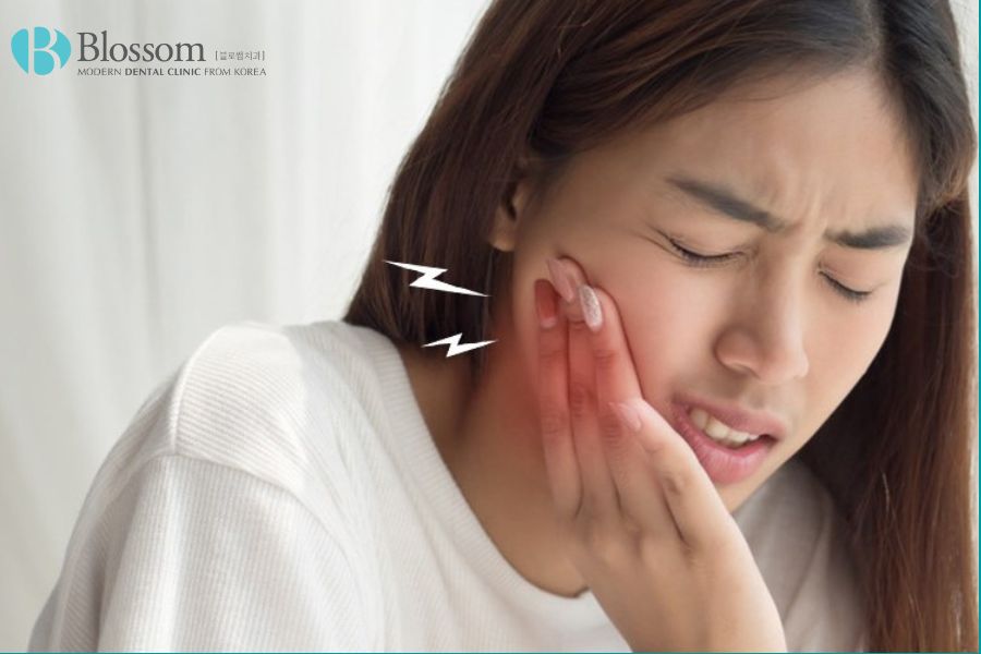 Ê buốt răng là gì? Cách xử lý tình trạng ê buốt chân răng 2 e buot rang la gi 1