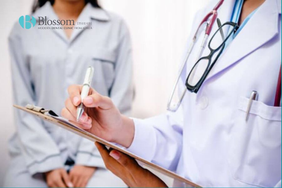 Trồng răng Implant có nguy hiểm không? Các biến chứng thường gặp. 2 trong rang co nguy hiem khong 2