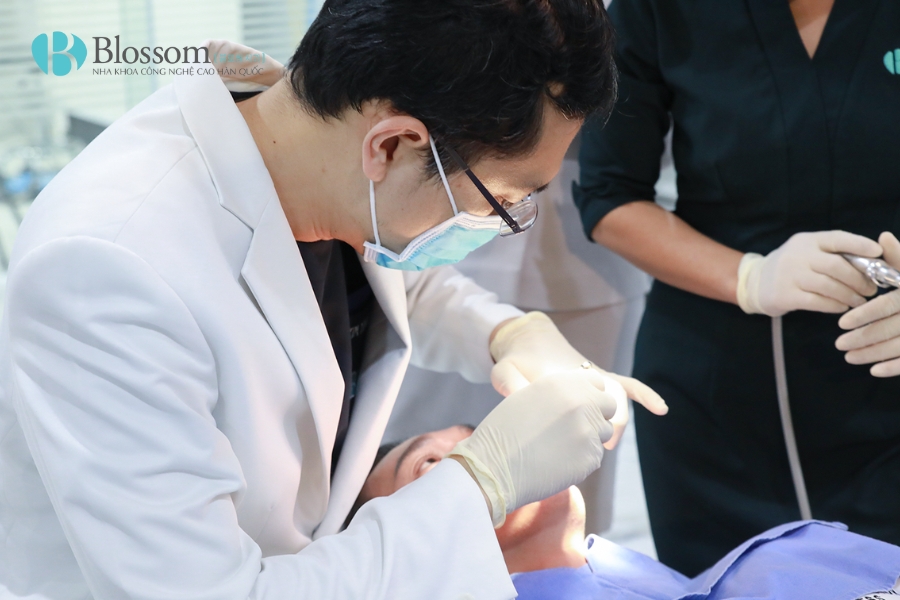 trong rang implant co di may bay duoc khong 7