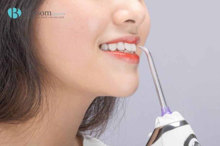 Hướng dẫn cách sử dụng tăm nước đúng cách, hiệu quả và an toàn cho răng miệng 4 su dung tam nuoc 4 min