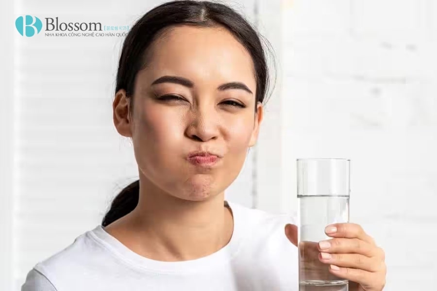 Súc miệng bằng muối có công dụng gì? Cách thực hiện và những lưu ý quan trọng 1 suc mieng bang muoi 1 min